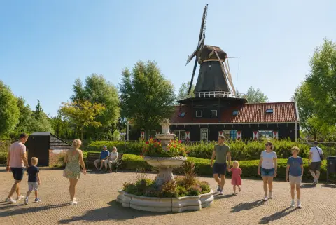 Familie met kinderen en grootouders tijdens dagje uit in Van Blanckendaell Park