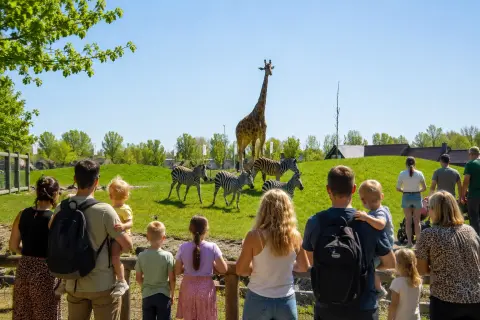 Gezin op vakantie bezoekt Van Blanckendaell Park in Tuitjenhorn