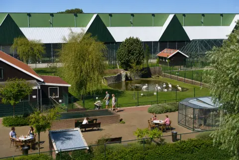 Gezin wandelt ontspannen door kleinschalig dierenpark in Noord-Holland