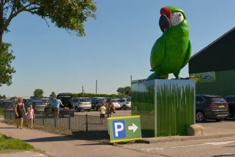 Gezin stapt uit op gratis parkeerplaats bij Van Blanckendaell Park